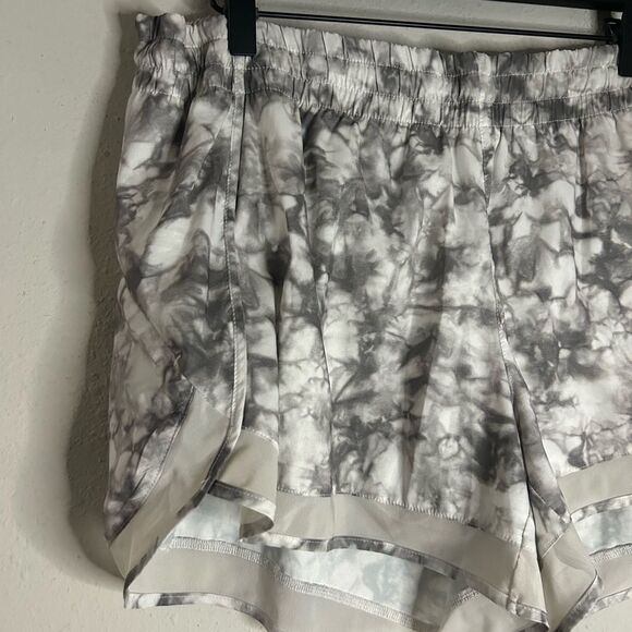 Athleta Printed Mesh Racer Run Short 4” in White Botanics - Picture 4 of 13